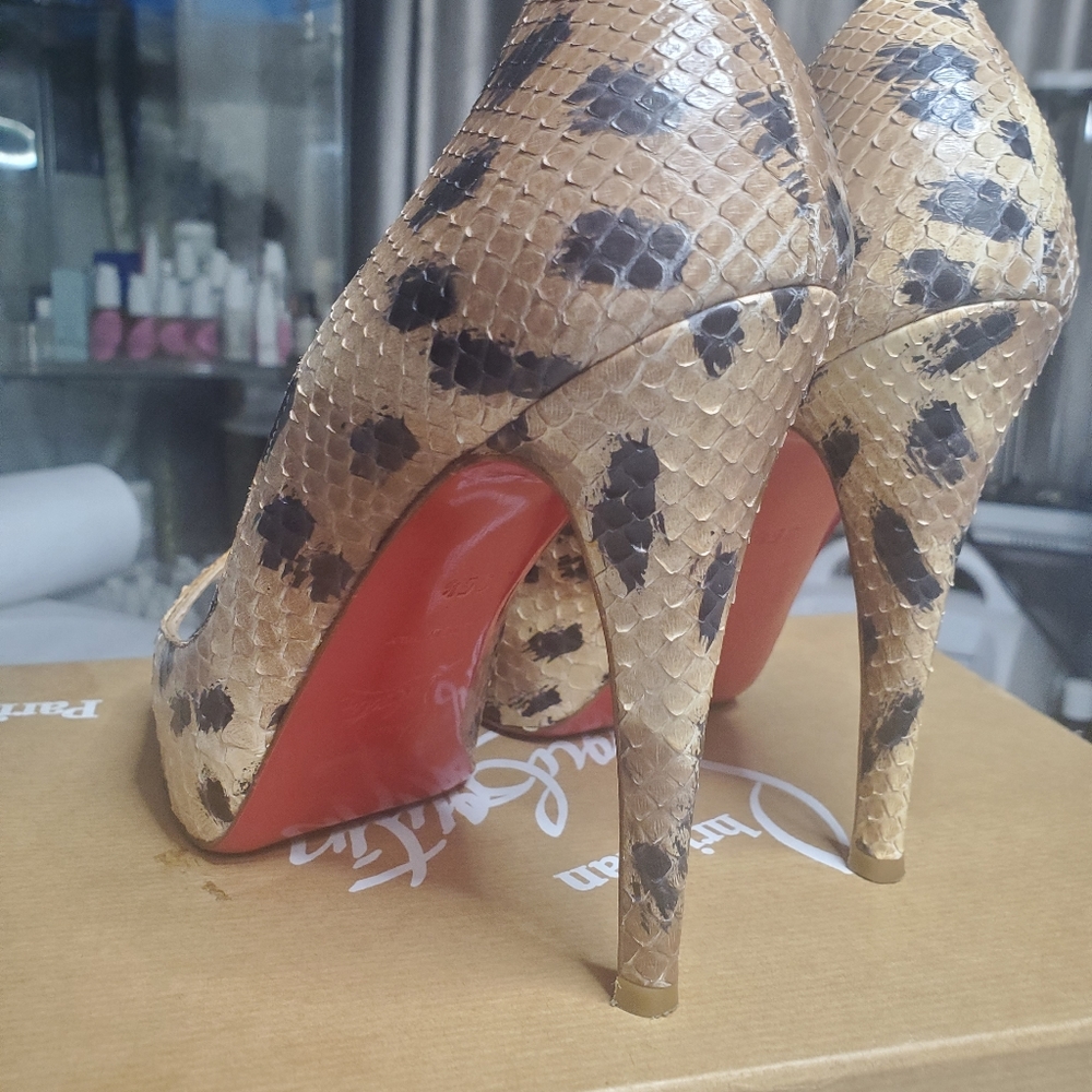Beautiful Christian Louboutin Pumps - Picture 2 of 8